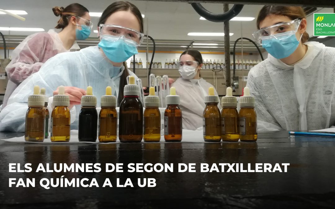 Dos alumnas en un laboratorio haciendo química