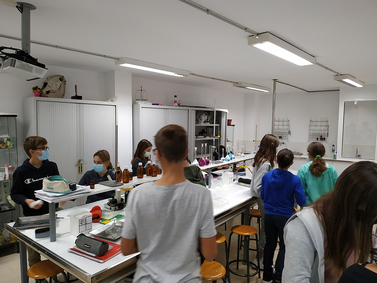 Alumnes realitzen pràctiques al laboratori