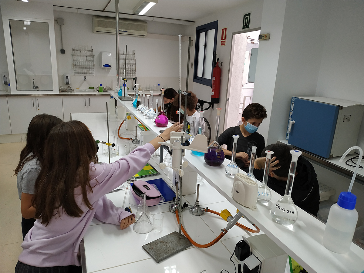 Alumnes realitzen pràctiques al laboratori