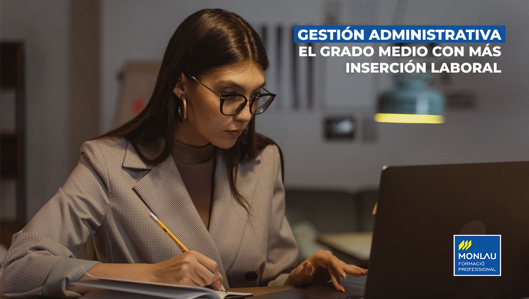 Aparece una chica que ha estudiado gestión administrativa delante de un ordenador