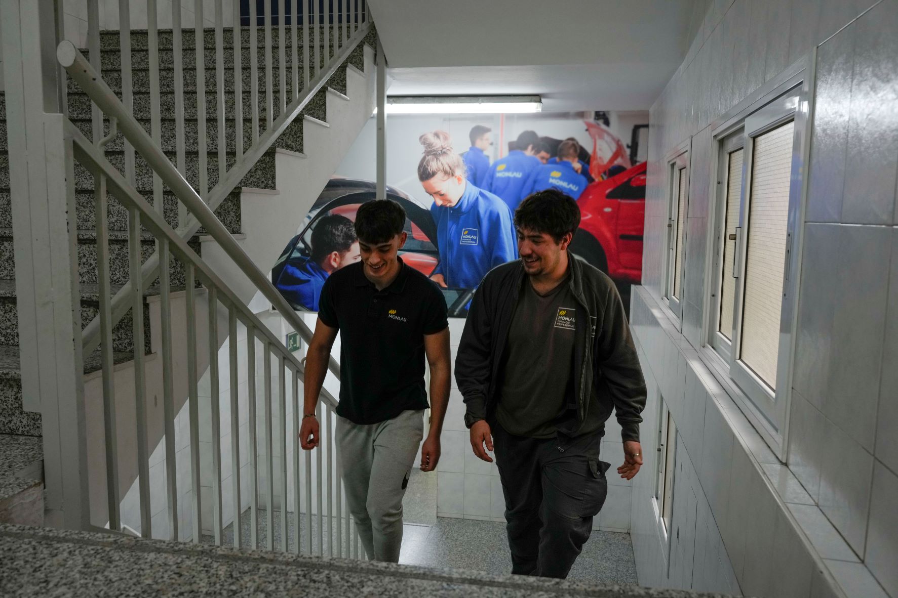 Alumnos subiendo a clases en Monlau Postgrado en Técnicas Avanzadas de Carrocerías