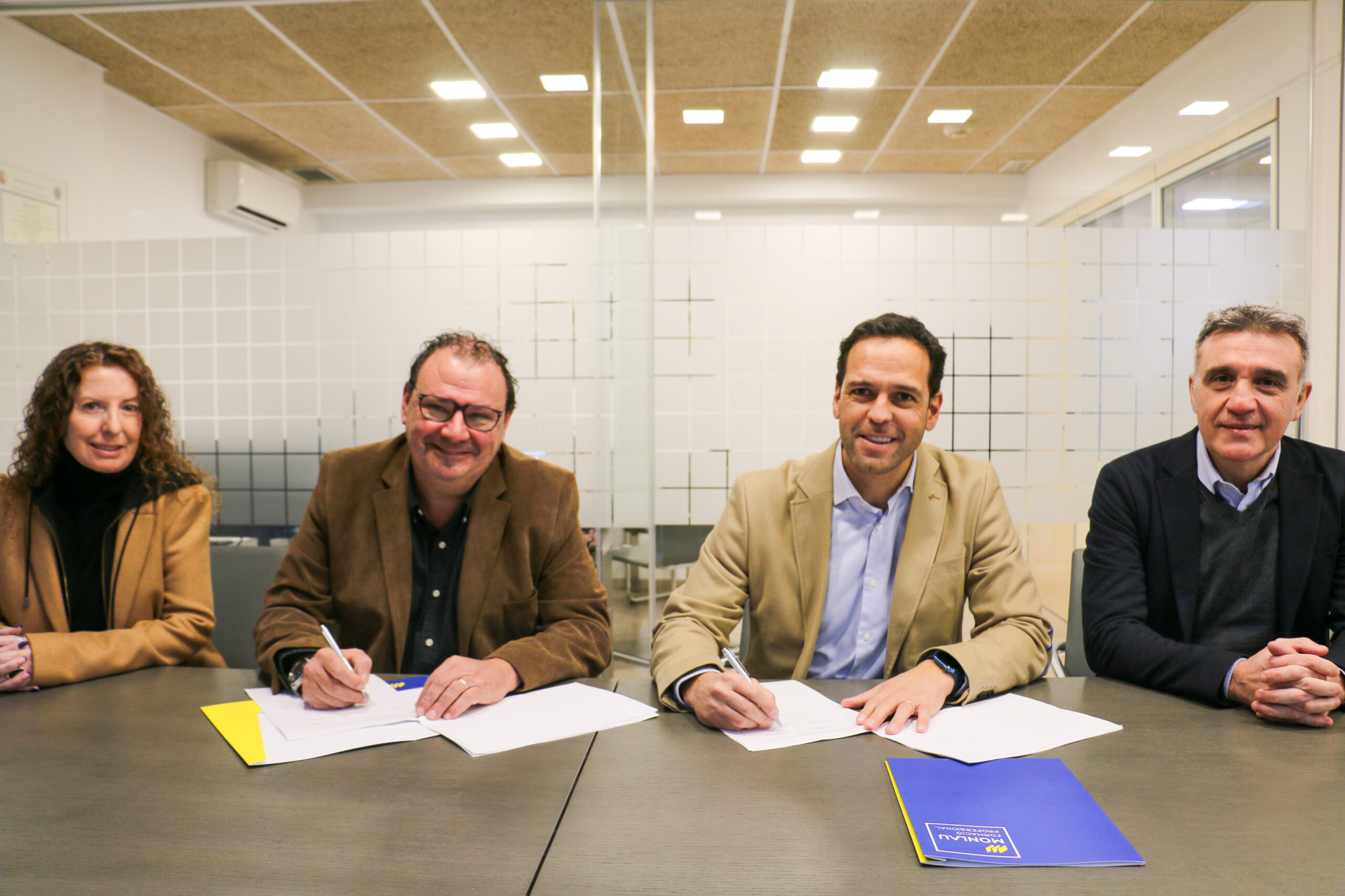 Autel Equipataller y Monlau firman un convenio para impulsar la formación con máquinas de diagnosis de última generación.