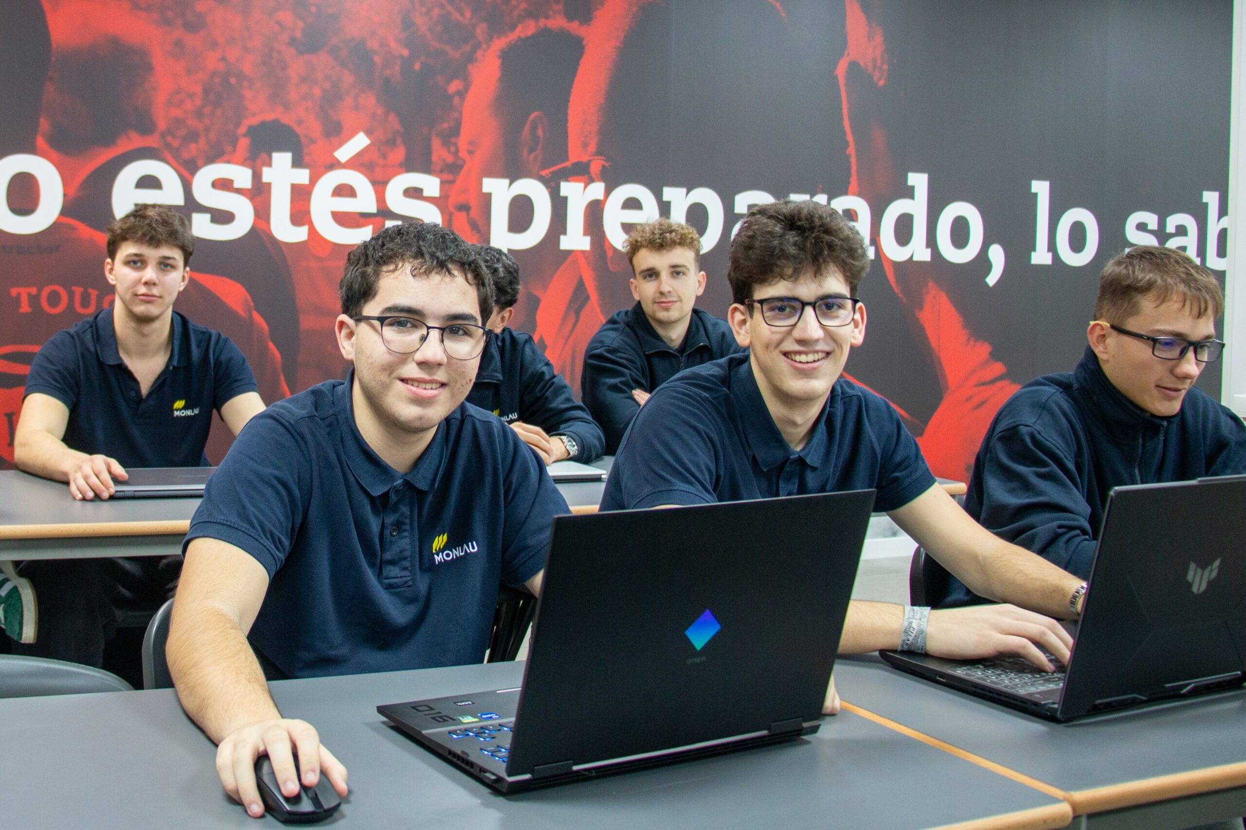 Alumnos de automoción en aula Lever Touch