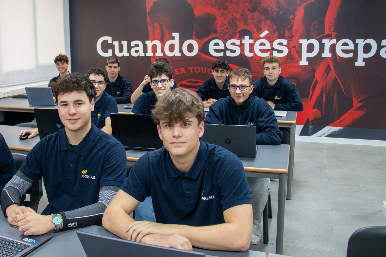 Alumnos en aula Lever Touch Autel Equipataller y Monlau en el taller Autel Equipataller