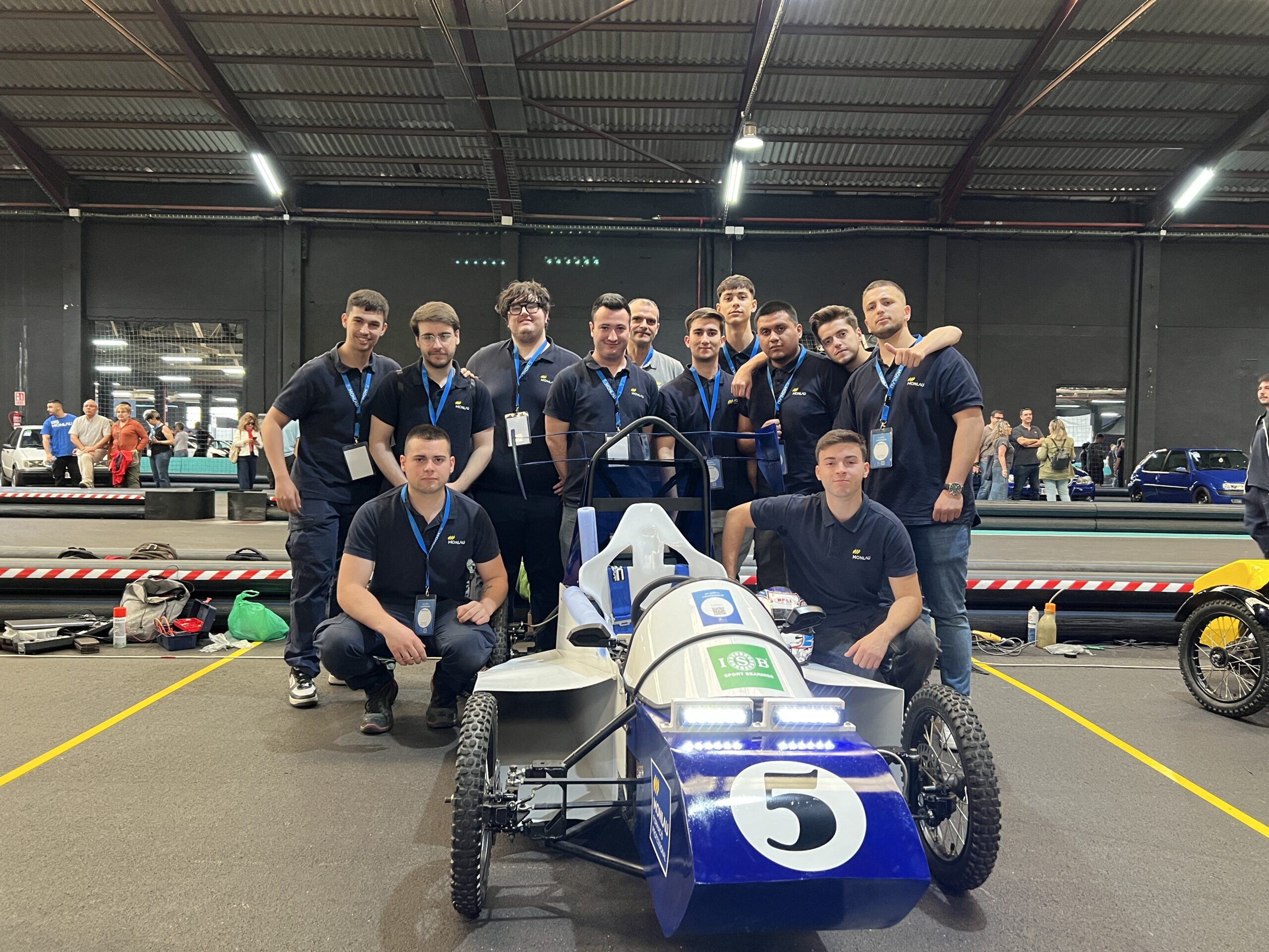 Grupo de estudiantes de automoción participando en la MonlauTech con su proyecto