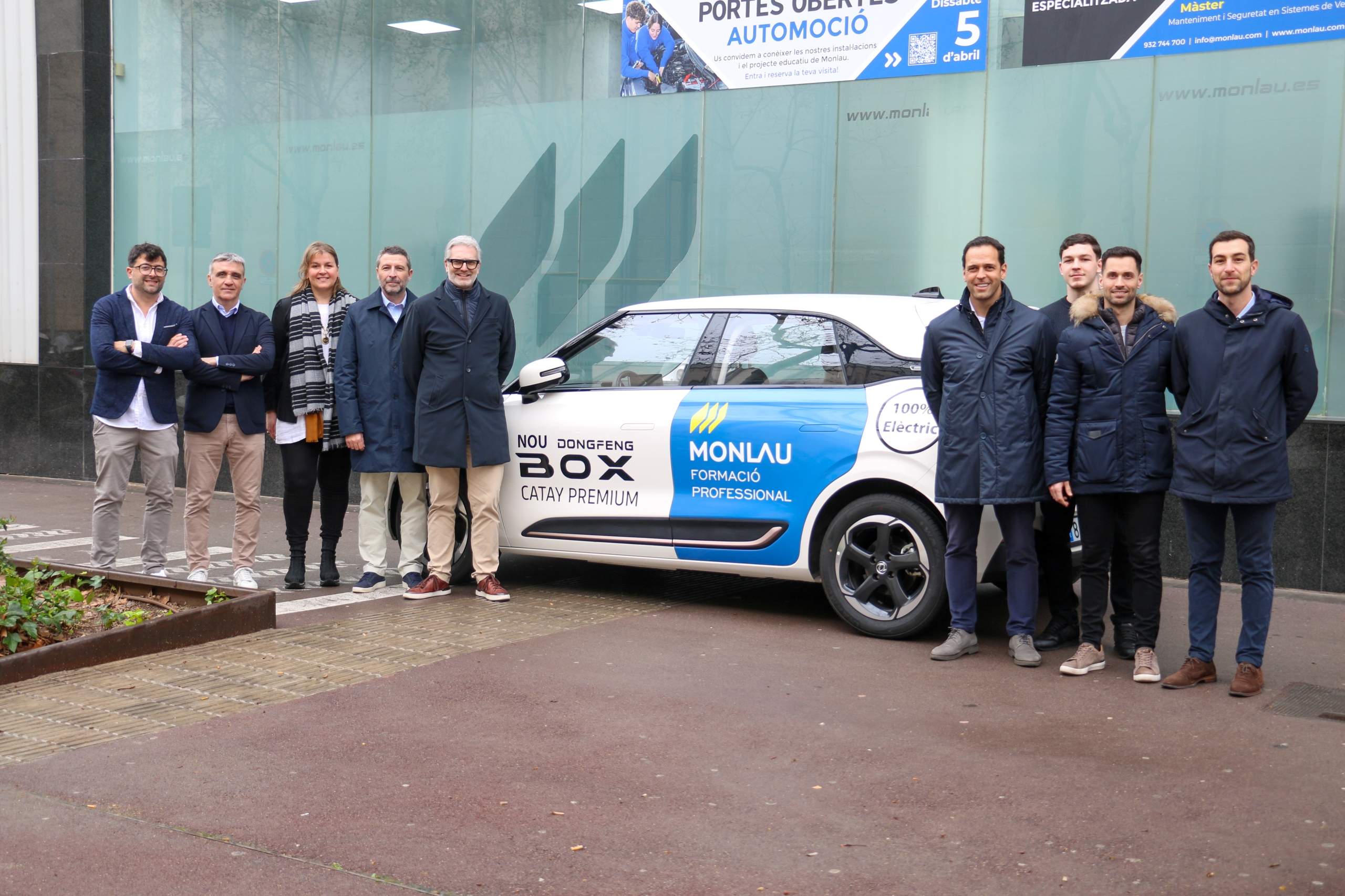 Foto grupal entre Dongfeng Catay Premium y Monlau Centro de Estudios