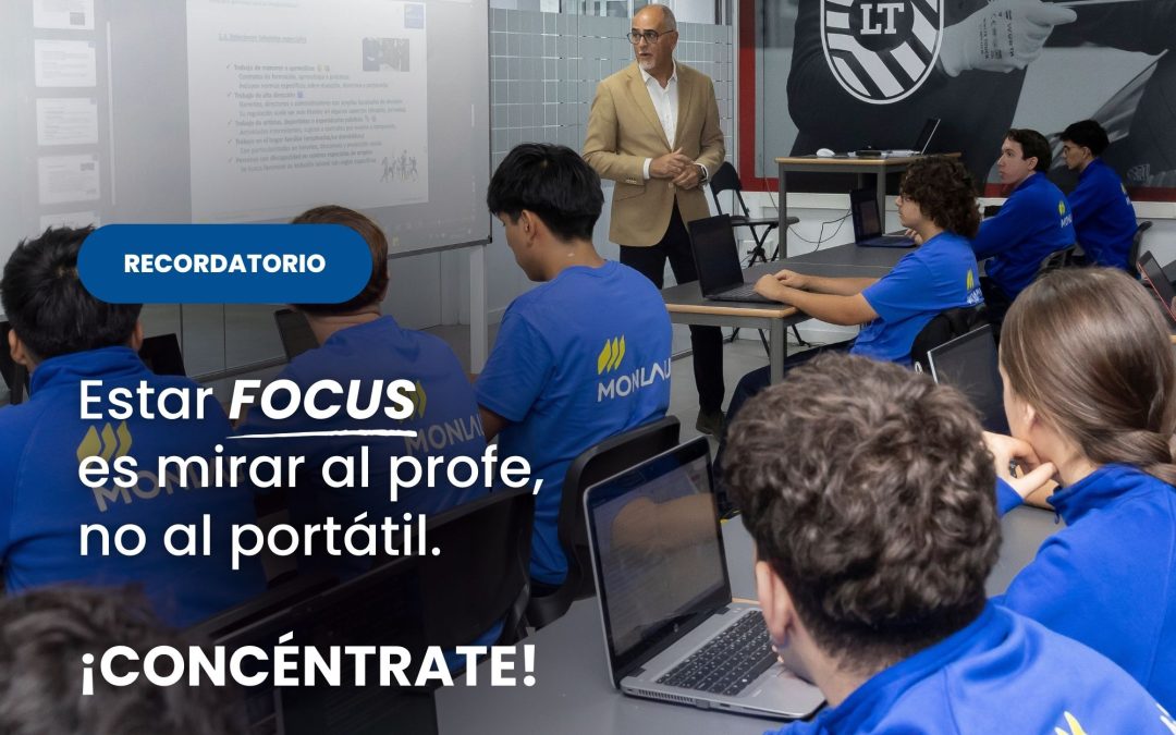 Estudiantes de Monlau en clase prestando atención al profesor mientras usan sus portátiles, en el marco de la campaña de desconexión digital.